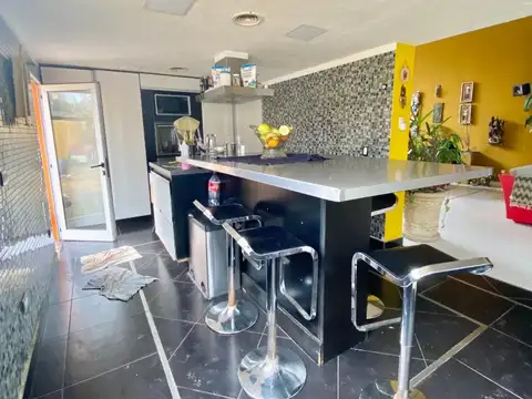 Casa 5 ambientes con 3 baños