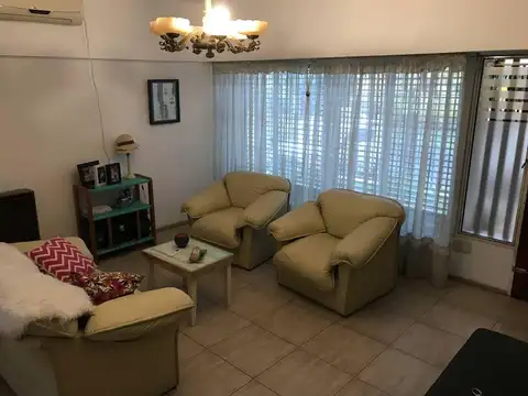 Hermosa casa toda en planta baja sobre lote de 11 x 20, muy luminosa