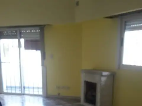 Depto Tipo Casa en Alquiler en Lanus Oeste, $ 650.000