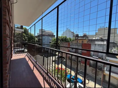 Departamento de 3 ambientes al frente con balcon en Liniers