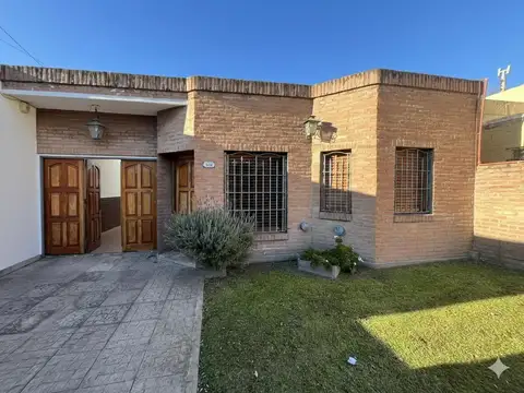 CASA 5 AMBIENTES CON DEPARTAMENTO INDEPENDIENTE Y GRAN COCHERA EN VENTA | ITUZAINGÓ