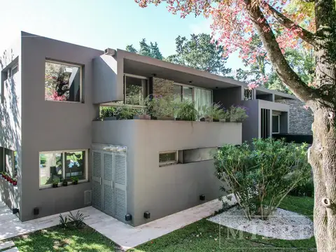 Casa 7 ambientes con 5 baños