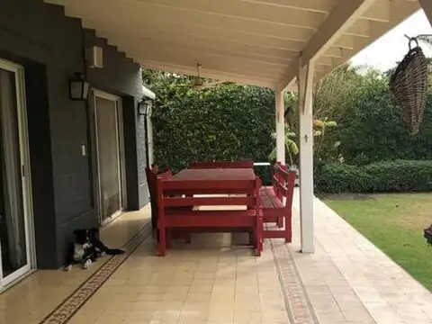 Casa en Alquiler Temporal con 4 cocheras