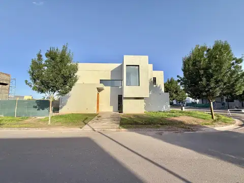 Casa 6 ambientes con 2 baños