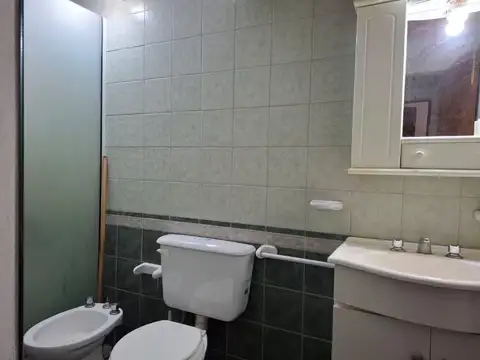 Casa 10 ambientes con 2 baños