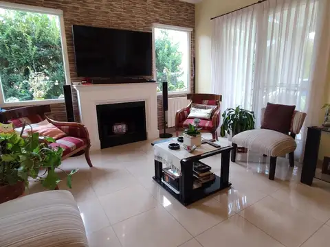 Casa en Venta con 4 cocheras