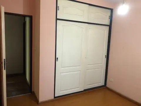 Hermosa Casa con pileta y amplio Quincho, 3 Habitaciones Muy Muy Cuidada