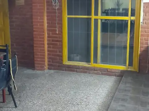 Casa 4 ambientes con pileta de natación.