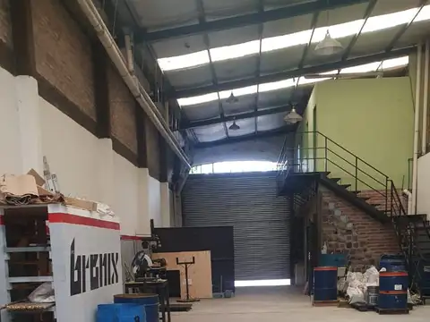 Galpón con entrepiso