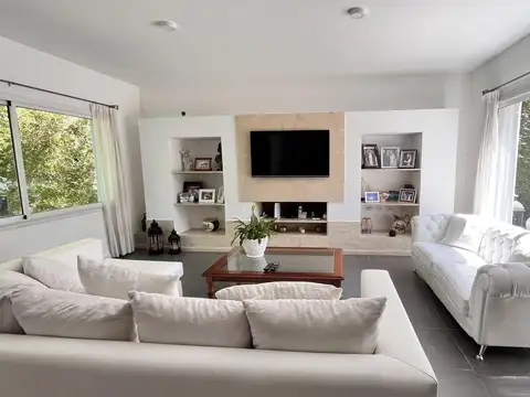 Casa en Venta con 3 cocheras