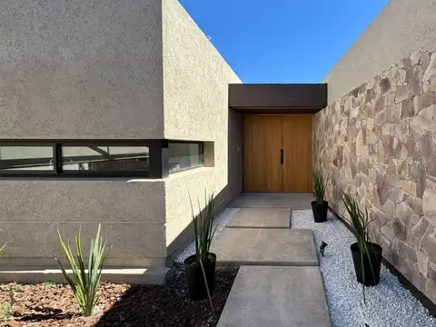 Venta casa tres dormitorios con patio en barrio cerrado Cañitas Malagueño