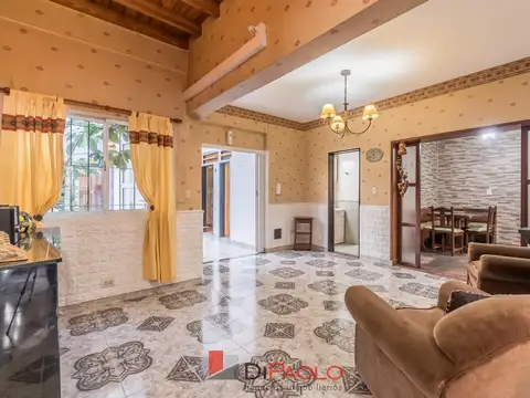 Venta casa 6 ambientes con cochera, patio y quincho en ciudadela