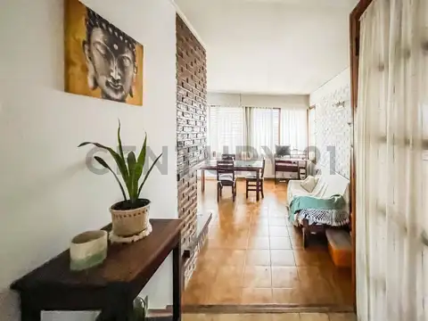 Casa 6 ambientes con 2 baños