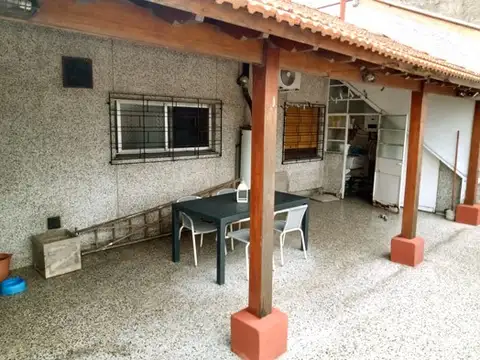 MAGNÍFICO DEPARTAMENTO TIPO CASA 3 AMBIENTES CON COCHERA, PATIO, PARRILLA Y TERRAZA