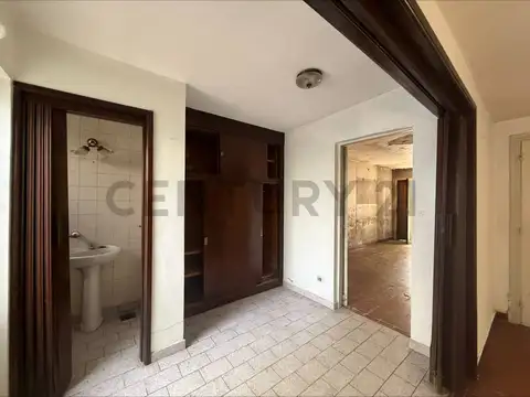 CASA EN VENTA CON JARDIN, SOBRE AVENIDA 25 ENTRE 54 Y 55