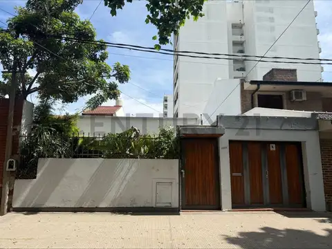 CASA EN VENTA CON JARDIN, SOBRE AVENIDA 25 ENTRE 54 Y 55