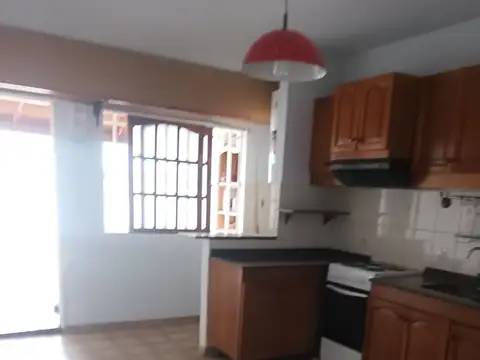 CASA / DUPLEX (AMPLIO) CON PATIO Y COCHERA MORON