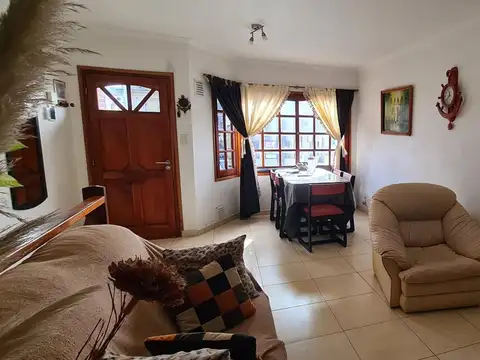 Depto Tipo Casa 4 ambientes con 2 baños