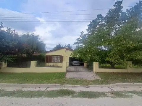 Casa esquina con gran parque. Los Reartes.