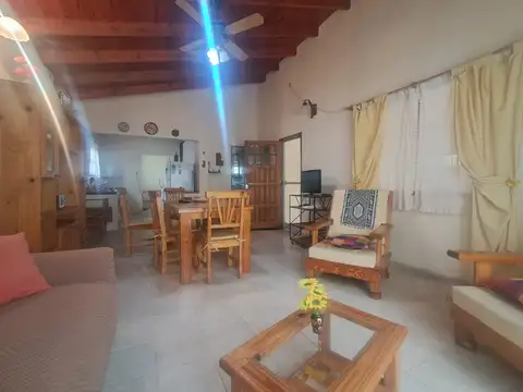 Casa esquina con gran parque. Los Reartes.