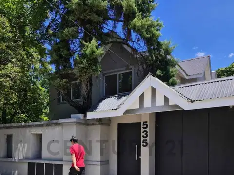 Duplex, con 3 dormitorios, 2 baños, jardín, cochera, impecable. 120 M2.