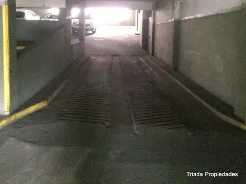 VENTA COCHERA DOBLE (PARALELAS) FIJA CUBIERTA CON ESCRITURA PROPIA EN BELGRANO EDIFICIO DE COCHERAS