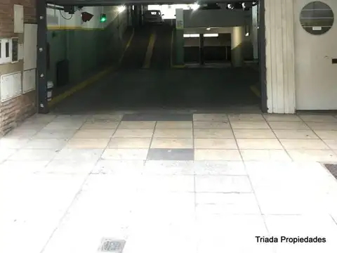 VENTA COCHERA DOBLE (PARALELAS) FIJA CUBIERTA CON ESCRITURA PROPIA EN BELGRANO EDIFICIO DE COCHERAS