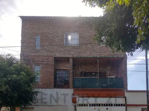 VENTA DE CASA + GALPÓN BARRIO AZCUÉNAGA