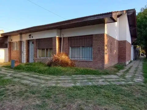 VENTA CASA EN ESQUINA 4 AMBIENTES - ITUZAINGO