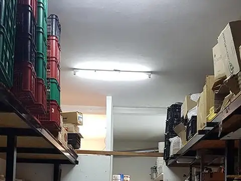 PH planta baja ideal vivienda y comercio.  Depto de 3 ambientes con patio. Entrada  de auto y deposi