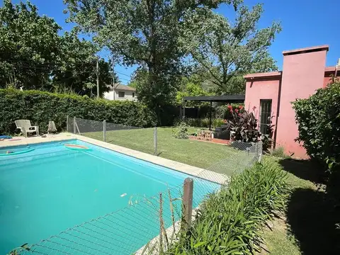 Casa en Alquiler con 2 cocheras