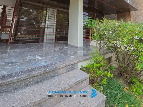 Oficina 12 ambientes con 6 baños