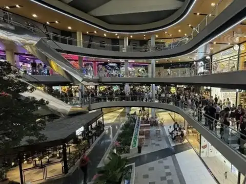 VENDO LOCAL COMERCIAL SHOPING WO CARLOS PAZ