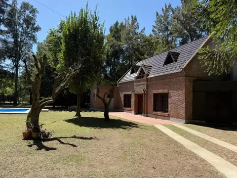 Casa en venta - 2 Dormitorios 1 Baño - Cochera - 1.500Mts2 - San Vicente