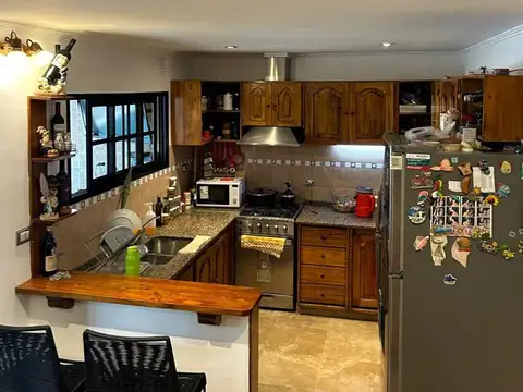 Casa 4 ambientes con 2 baños