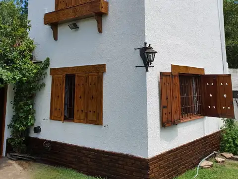 Casa 5 ambientes con 2 baños