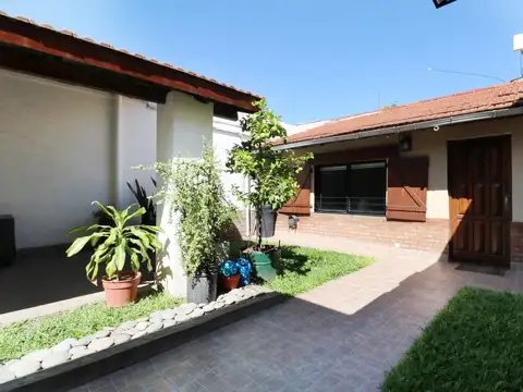 VENTA CASA 3 AMBIENTES CON LOCAL PATIO COCHERA ITUZAINGO