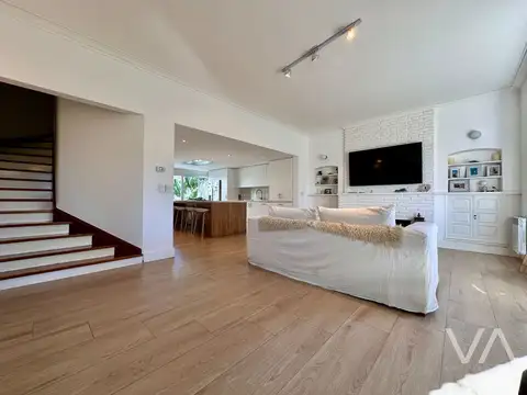 Impecable chalet con 4 dormitorios. Jardín. Pileta. Los Troncos.