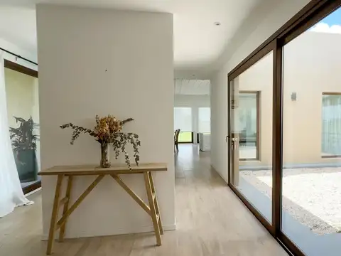 Casa 6 ambientes con 5 baños