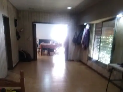 Casa 6 ambientes con 1 baño