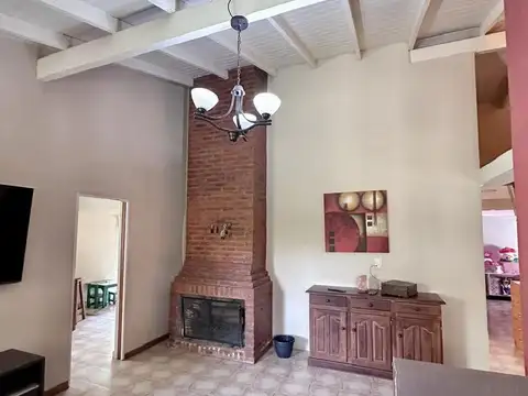Casa en Venta de 5 ambientes , amplio parque con pileta, galería con parrilla. Barrio Parque Natura