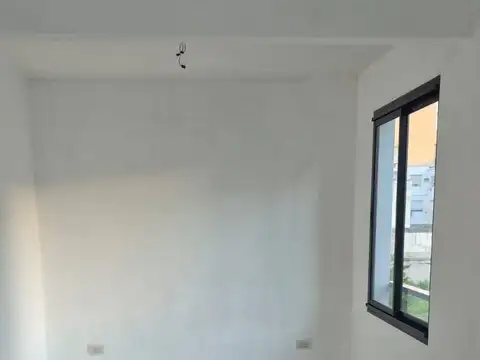 Villa Crespo monoambiente amplio con balcón y balulera