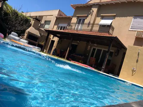 Casa en Venta con 4 cocheras