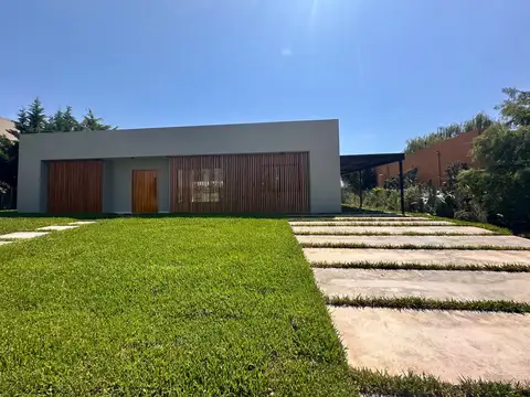 Casa en  Venta en Haras Santa Maria, Escobar, 5 ambientes con pileta