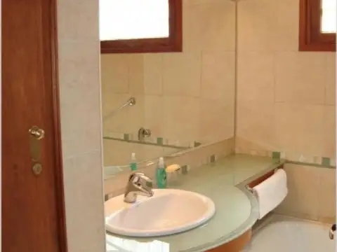 Casa 6 ambientes con 5 baños