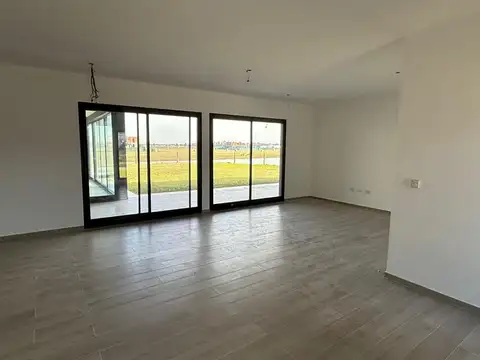 Casa 5 ambientes con 3 baños