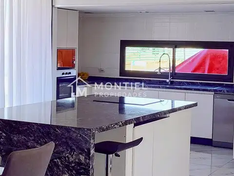 Casa en Venta con 4 cocheras