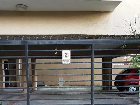 Excelente cochera descubierta con porton automatico. Proxima a Av Centenario