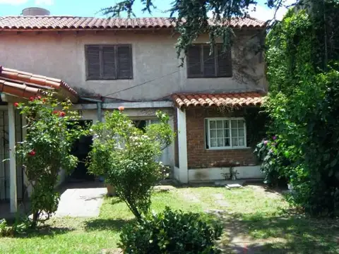 DOS CASAS/ 5 AMB / TERRENO sup 500 m2/ GRAN PARQUE! EXCELENTE OPORTUNIDAD