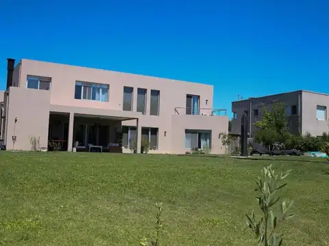 Casa 5 ambientes en 2 plantas. Jardín parquizado y piscina. Parrilla. Salida al lago.